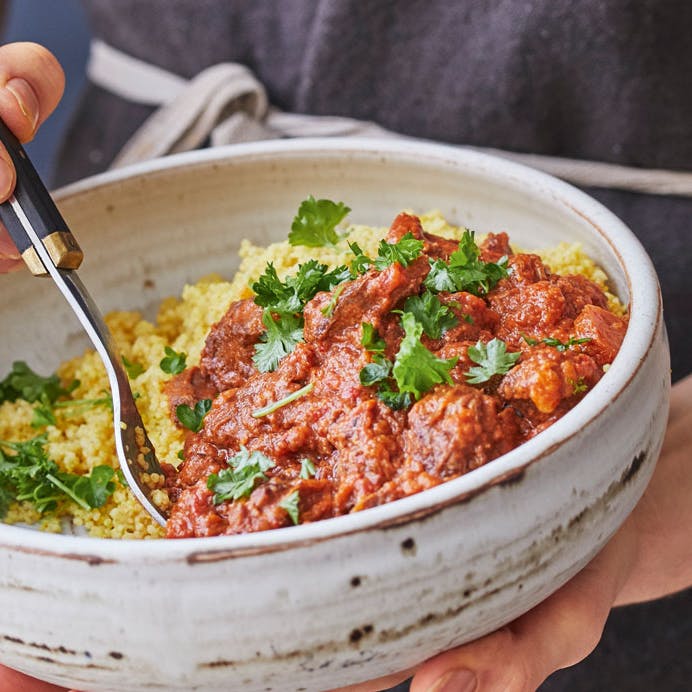 Afrikansk lammegryde med gurkemeje-couscous spækket med krydderier