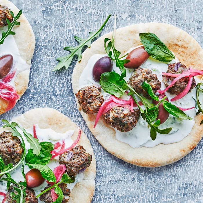 Græske pita-pizzaer med tzatziki og kødboller