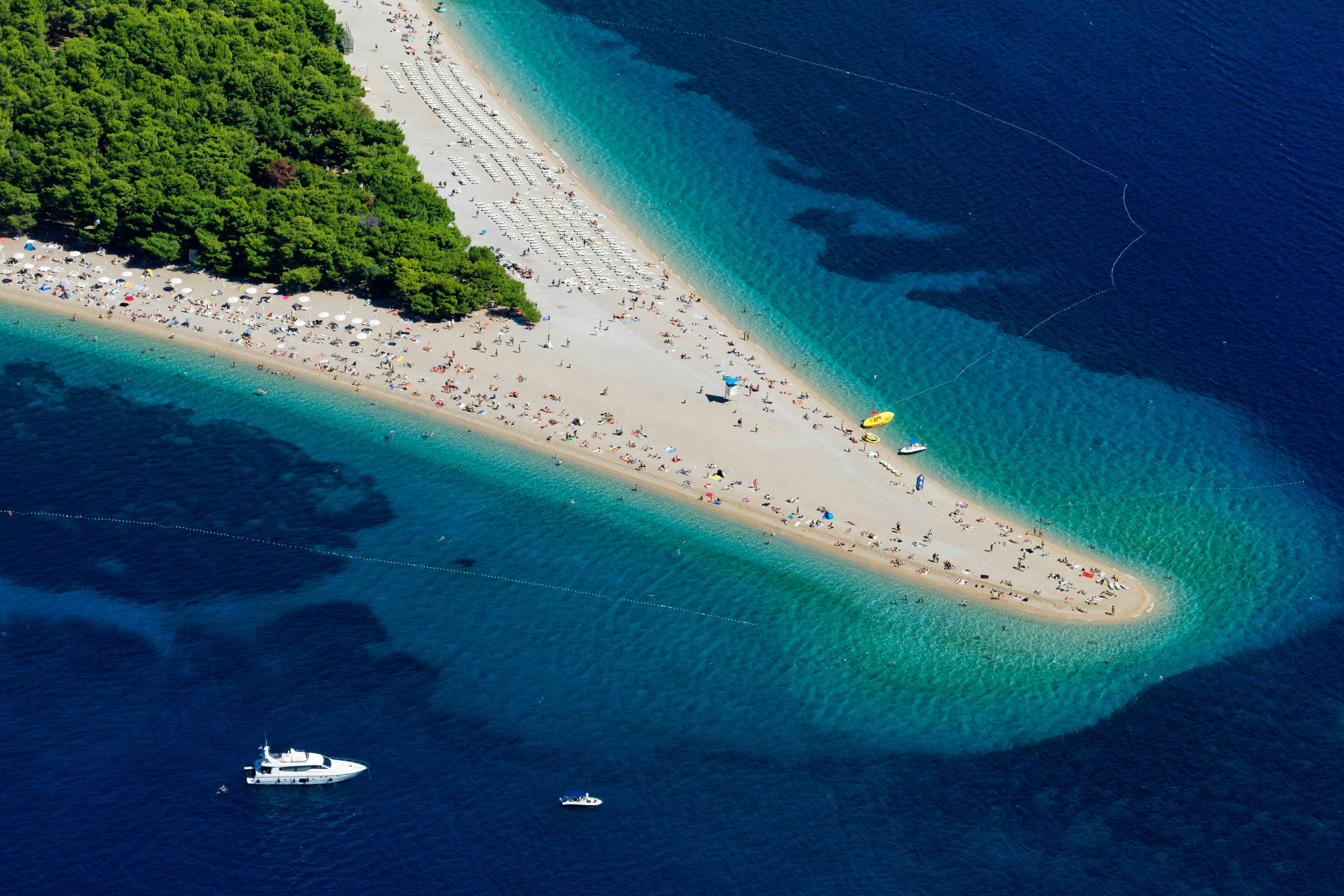 I Kroatien finder man den ikoniske strand Zlatni Rat – en lang tange med strand på begge sider og en tunge af skyggefulde pinjetræer i midten