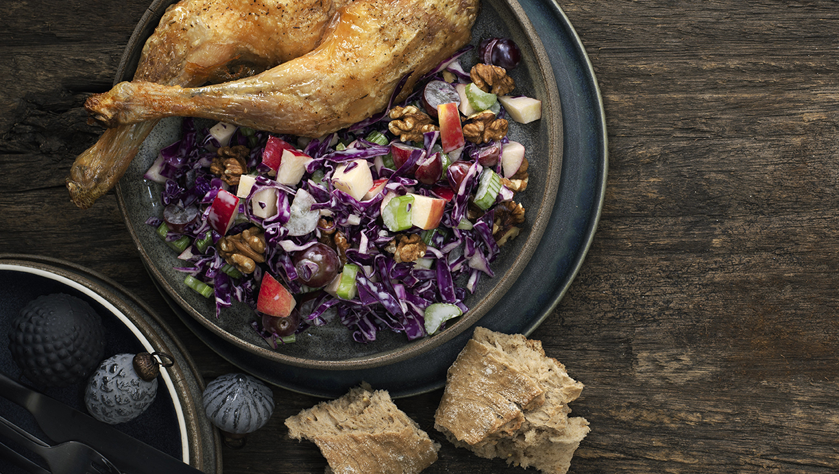 Opskrift på kyllingelår med rød waldorfsalat