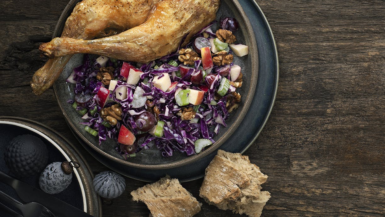 Opskrift på kyllingelår med rød waldorfsalat