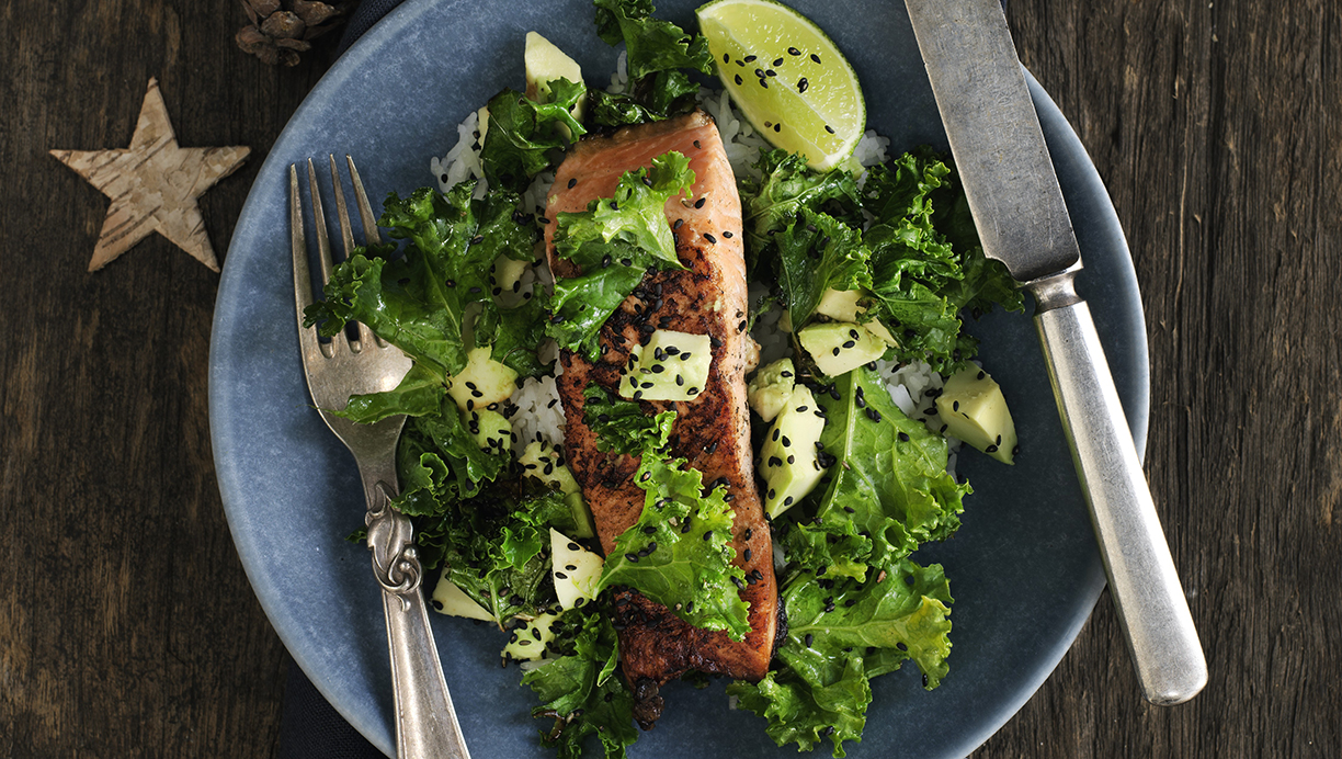 Opskrift på glaseret laks med ris, grønkål og avocado
