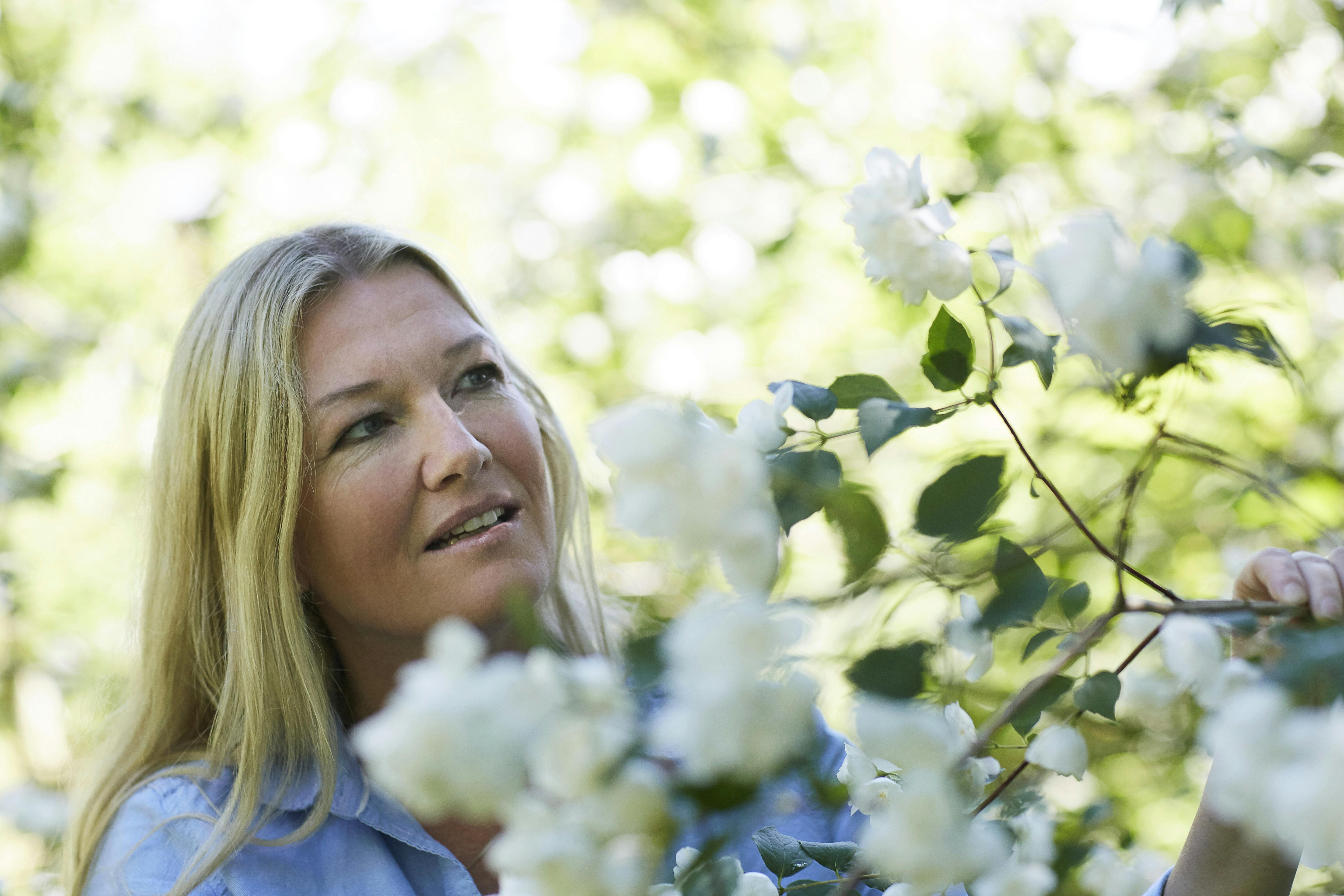 Anne-Grethe Bjarup Riis, skuespiller, i haven ved sit sommerhus