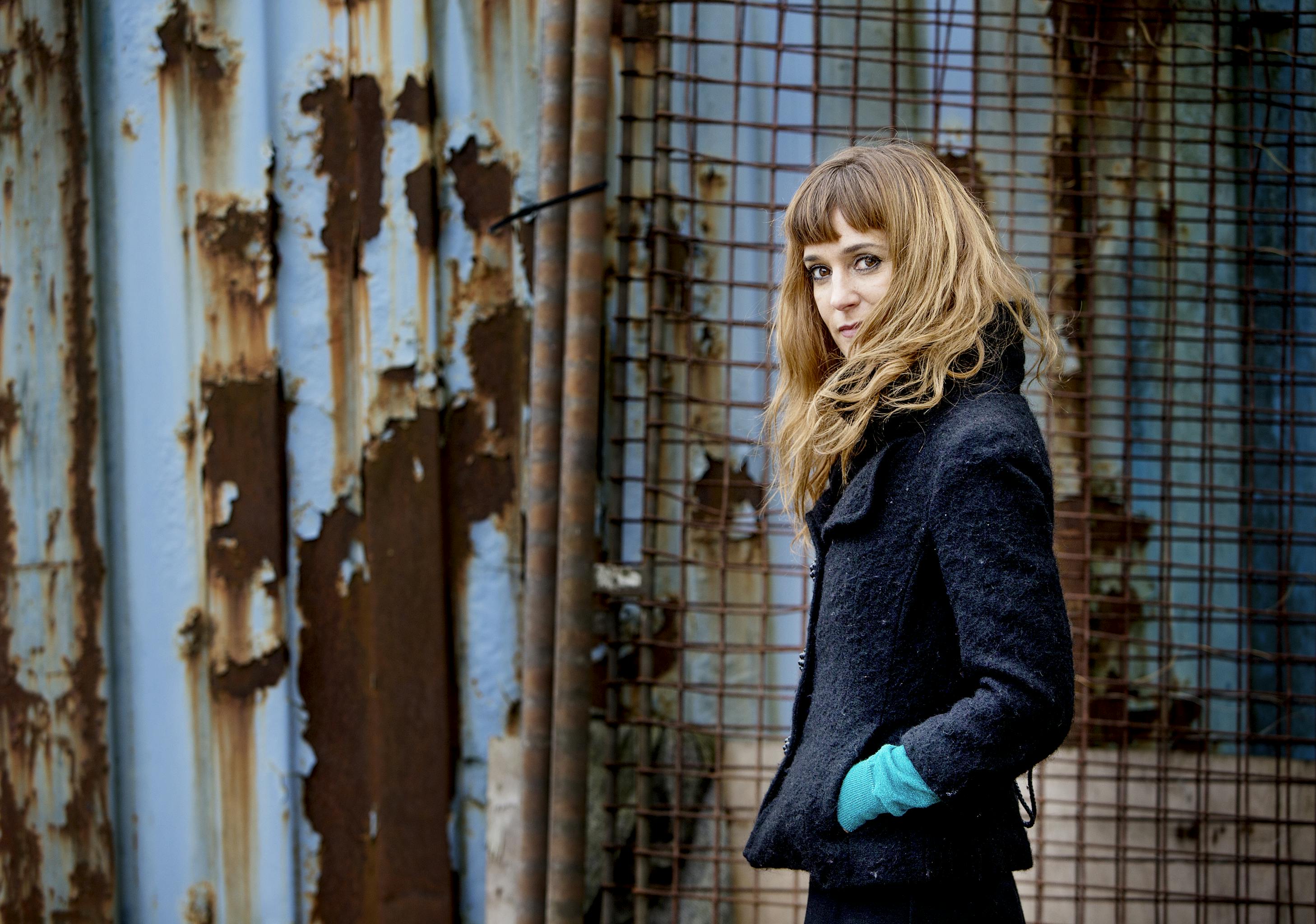 Billie Koppel foran rå baggrund