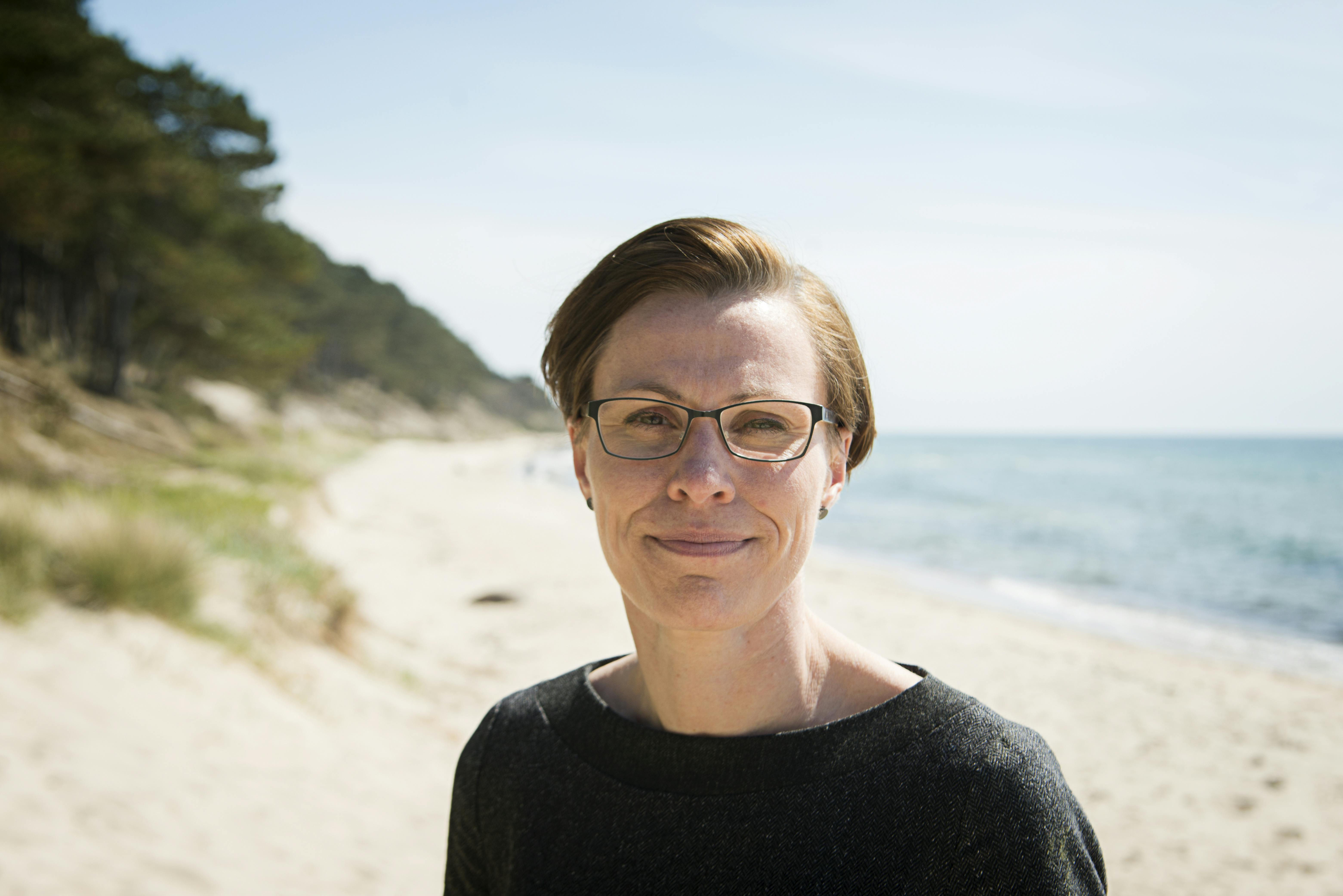 Winni Grosbøll på strand i udkantsdanmark 