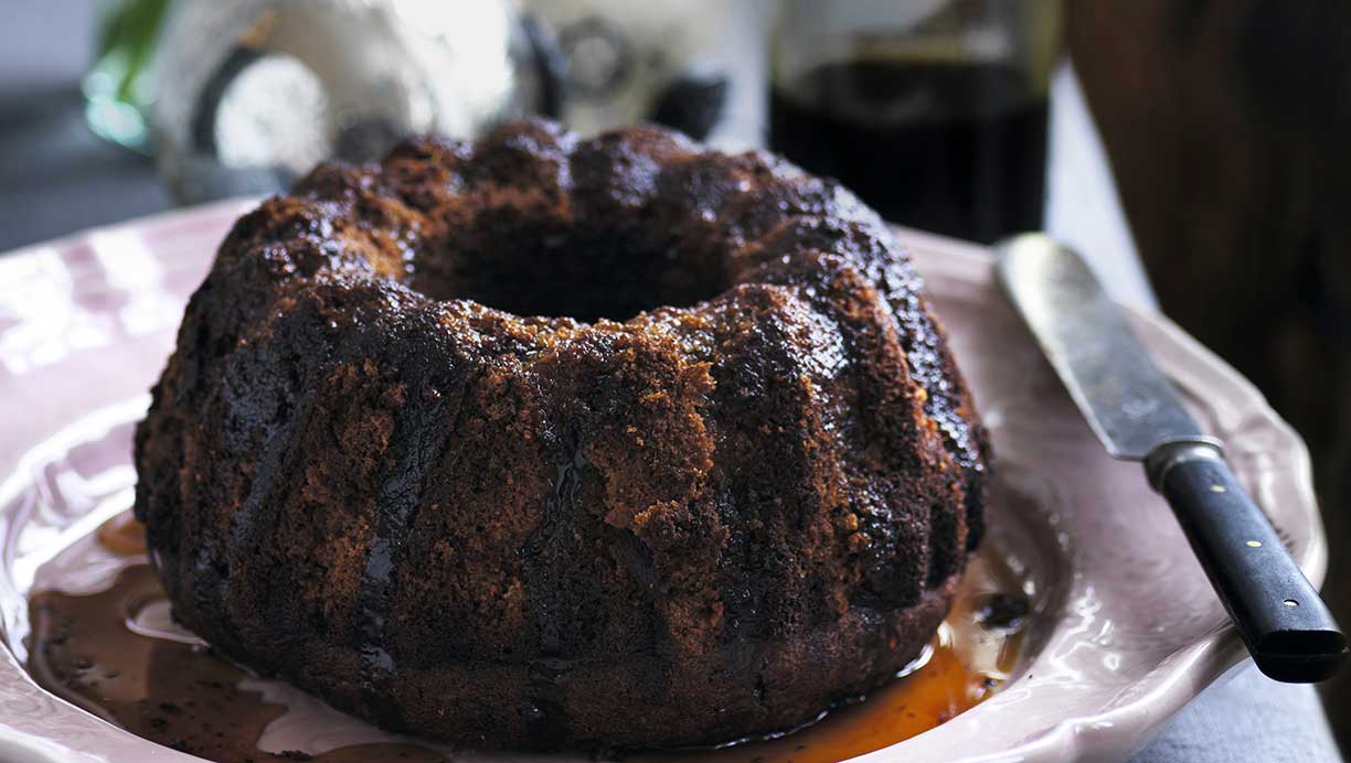 Daddelkage med romsirup 