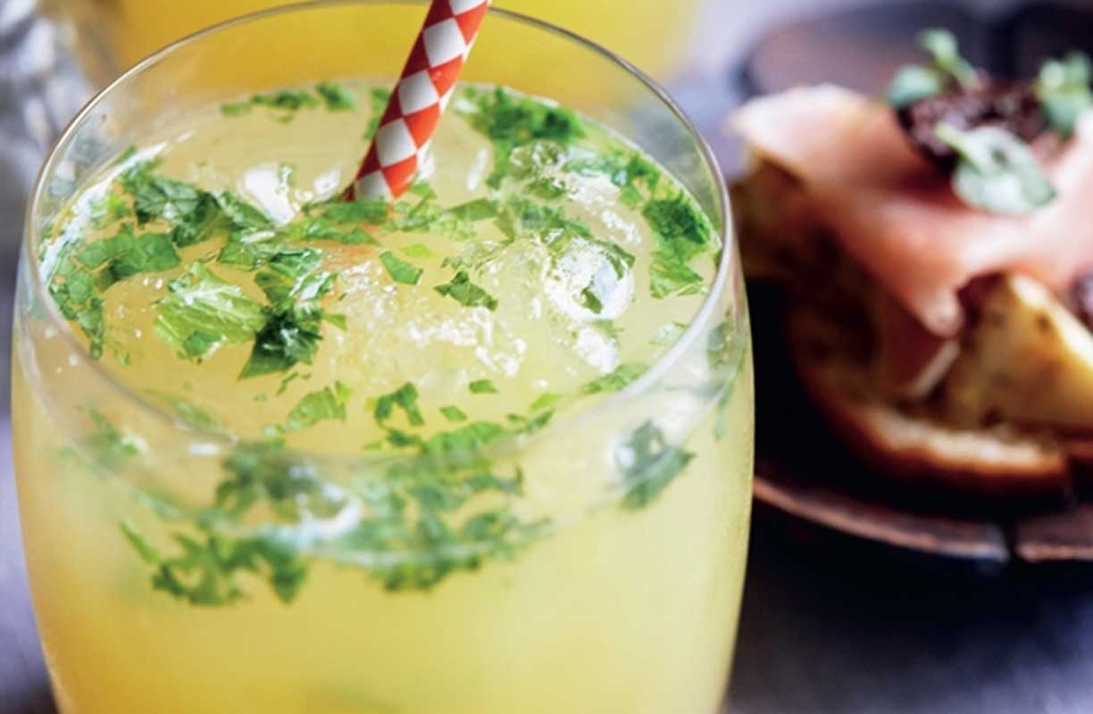 Lækker ananas-mojito med frisk mynte og isterninger