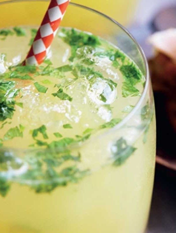 Lækker ananas-mojito med frisk mynte og isterninger