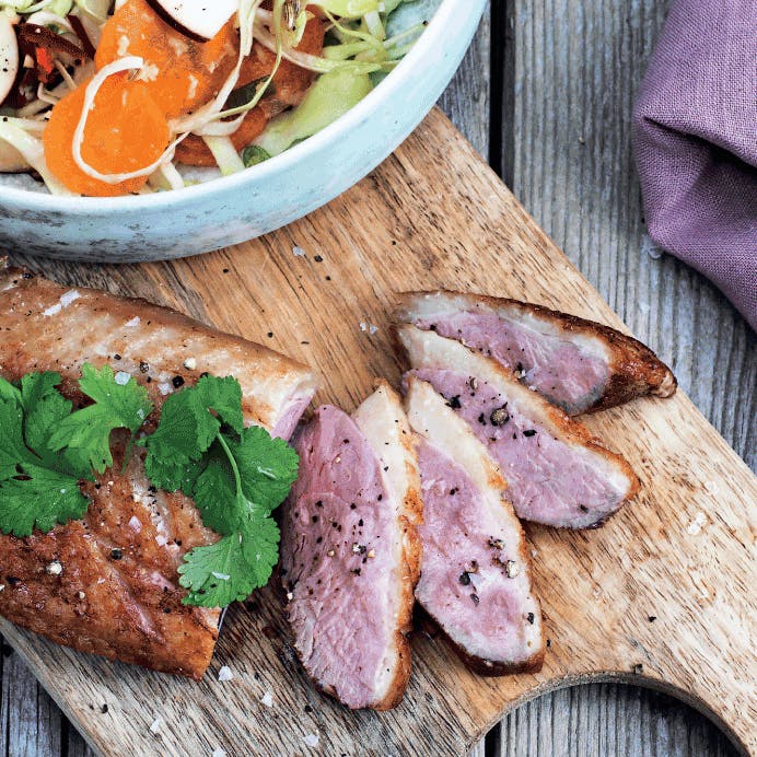 Andebryst med sprød salat og stegte kartofler