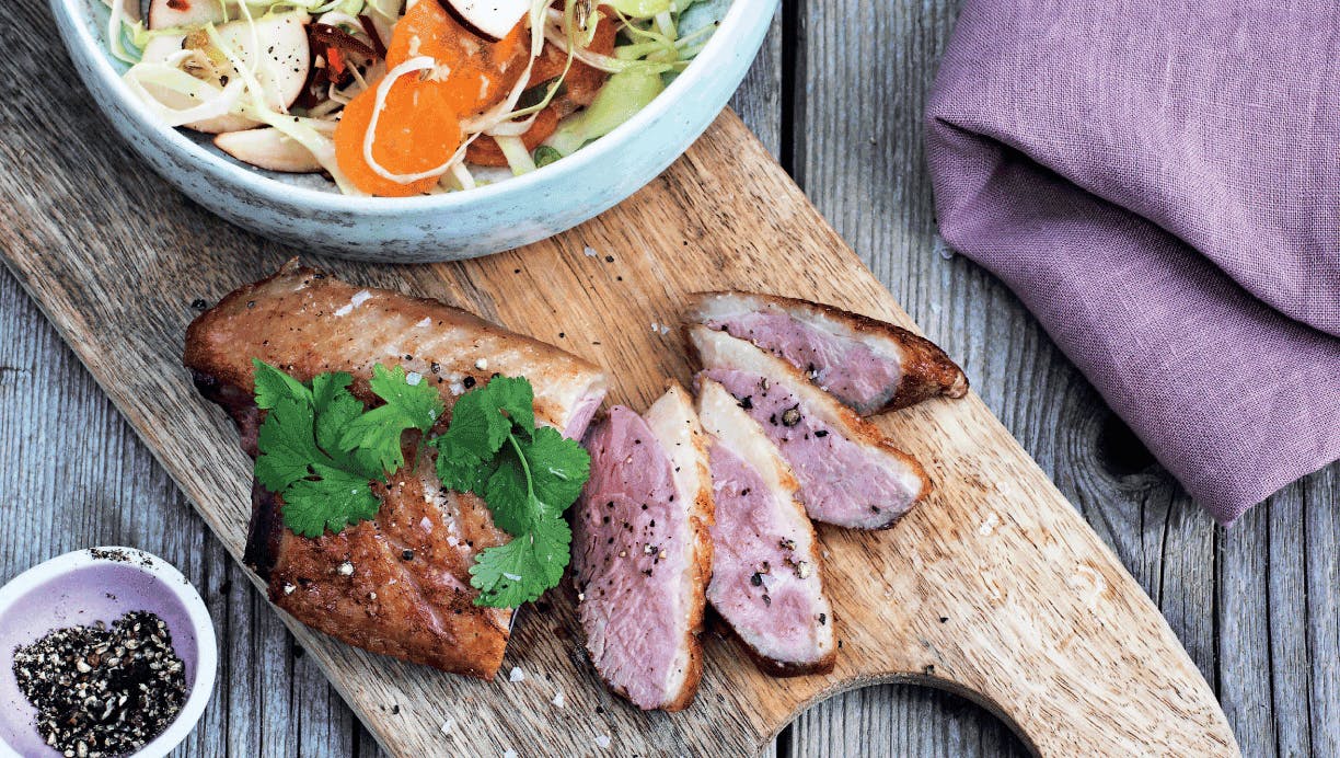 Andebryst med sprød salat og stegte kartofler