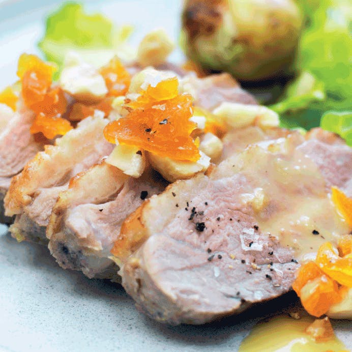 Andebryst med abrikoser, stegte kartofler og rosenkål