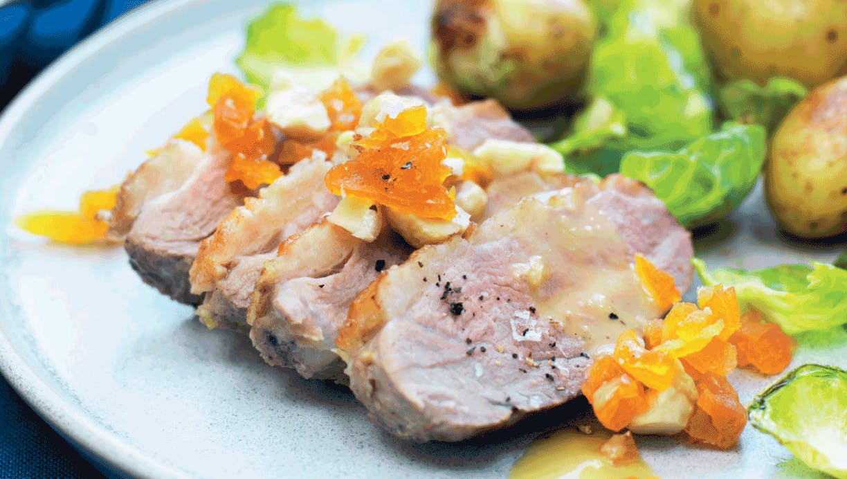 Andebryst med abrikoser, stegte kartofler og rosenkål