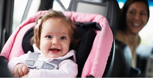 Flere organisationer anbefaler, at dit barn sidder i sin autostol til 4-årsalderen.