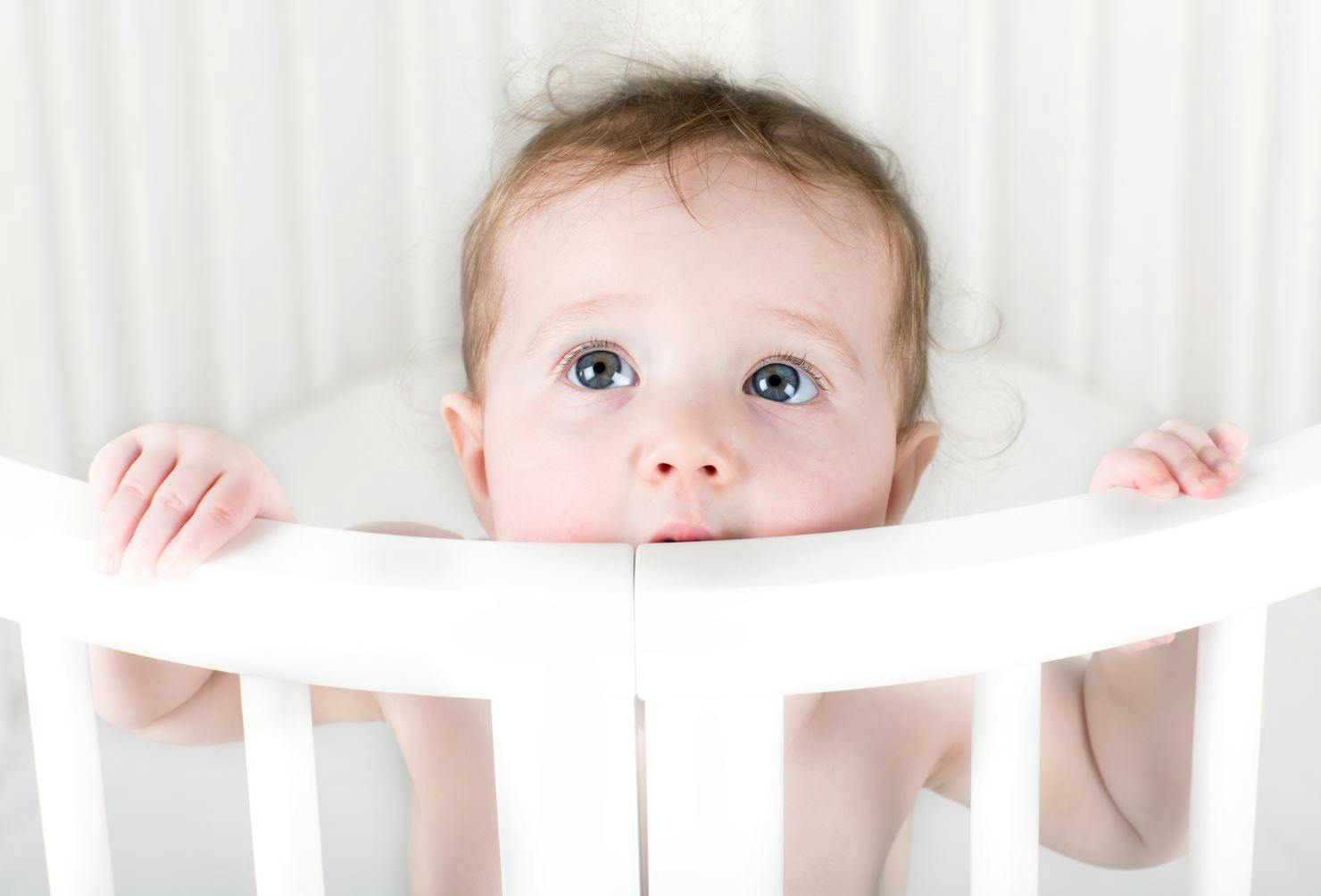 Det er både naturlig og godt, når babyer ikke sover igennem, siger eksperter.