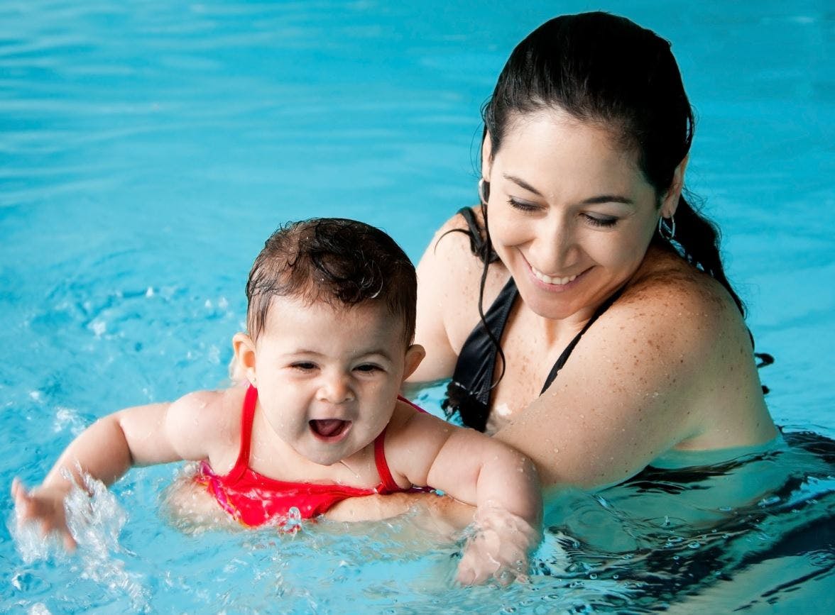 Babysvømning kan udvikle dit barn på mange måder, hvis du griber det rigtigt an.