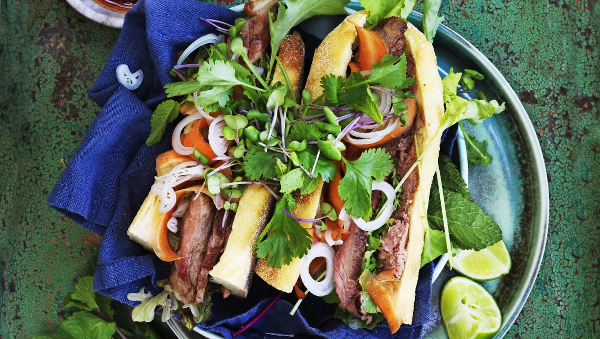 Bánh Mì med oksekød og hvidløgspaté