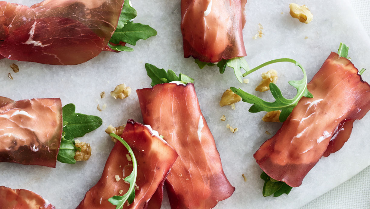 Bresaolaruller med cremet nøddefyld