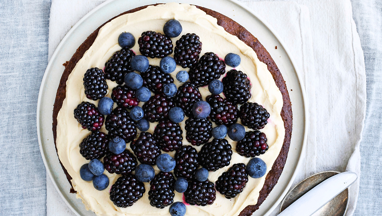 Brownie med karamelcreme og bær