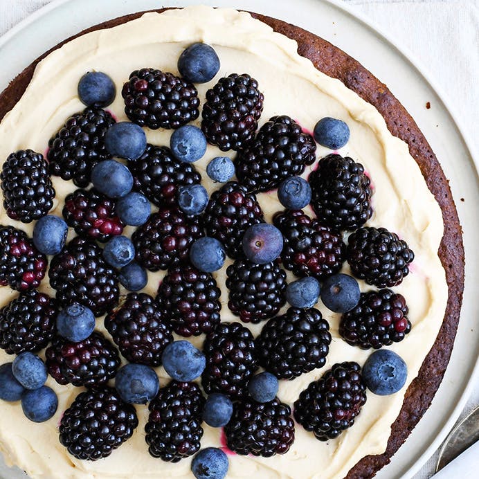 Brownie med karamelcreme og bær