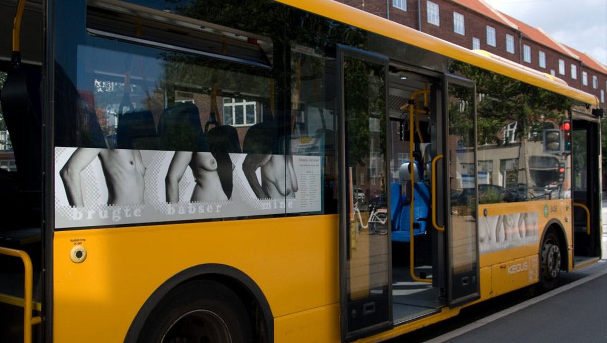 bryster på buslinje 14