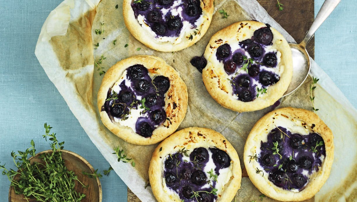 Butterdej med blåbær, ricotta og timian