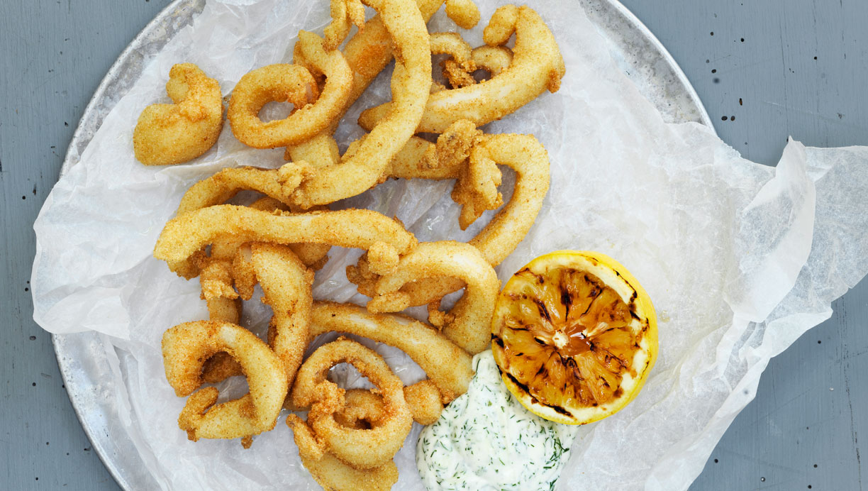 Calamari med grillet citron og dildcreme
