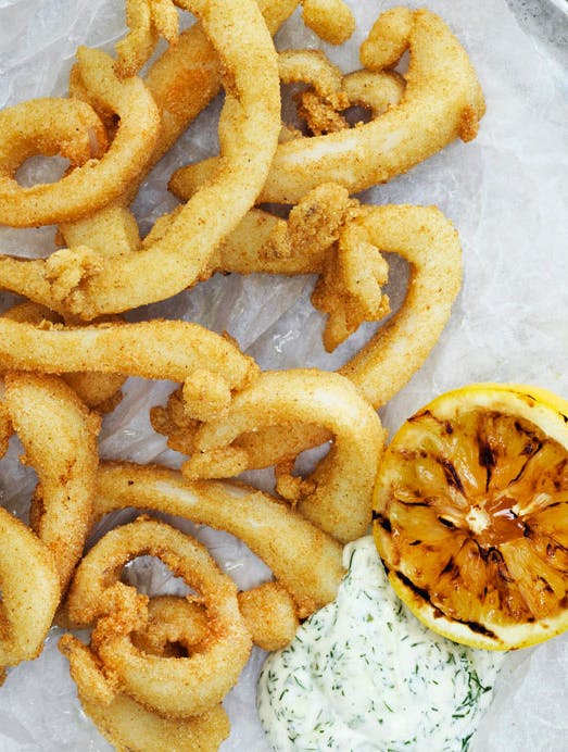 Calamari med grillet citron og dildcreme