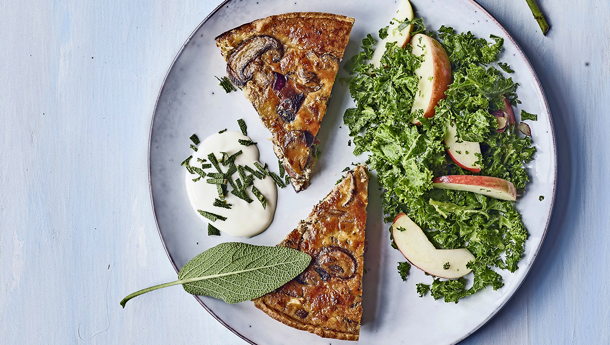 Champignontærte med grønkålssalat