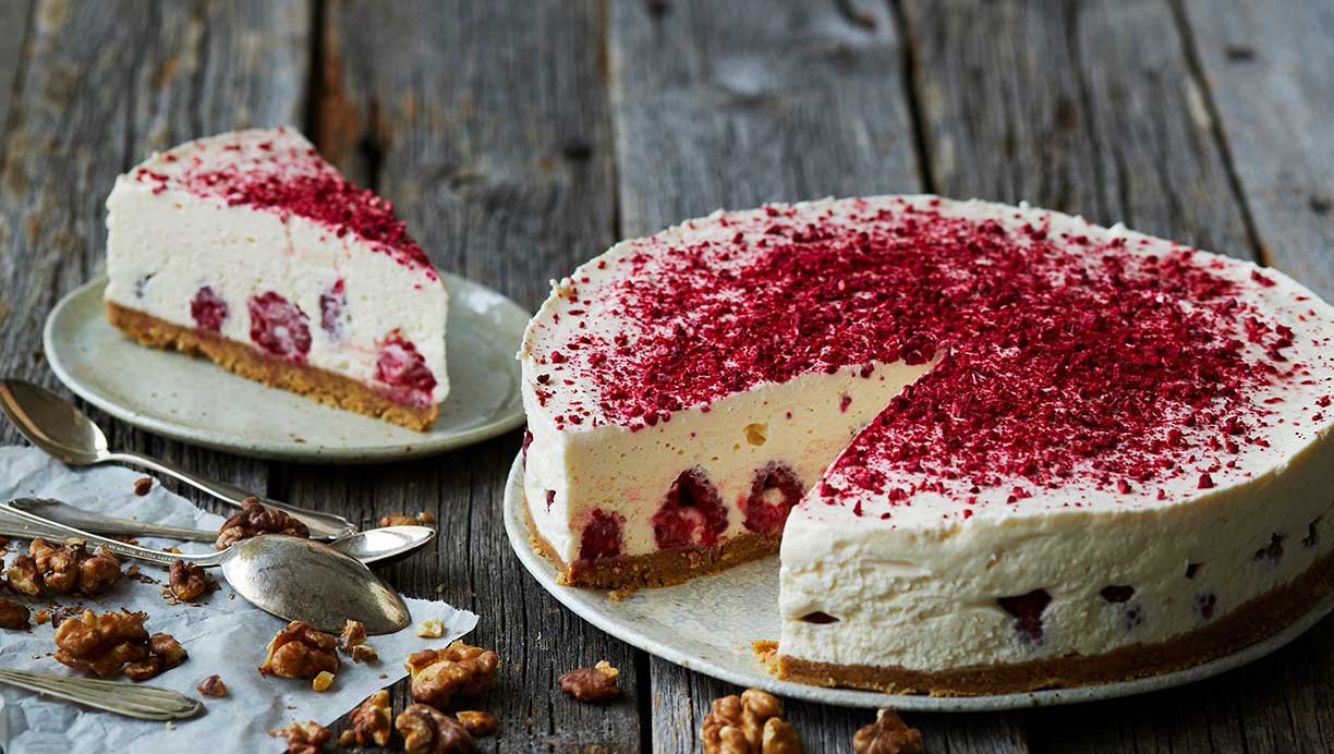 Cheesecake med hindbær og valnødder
