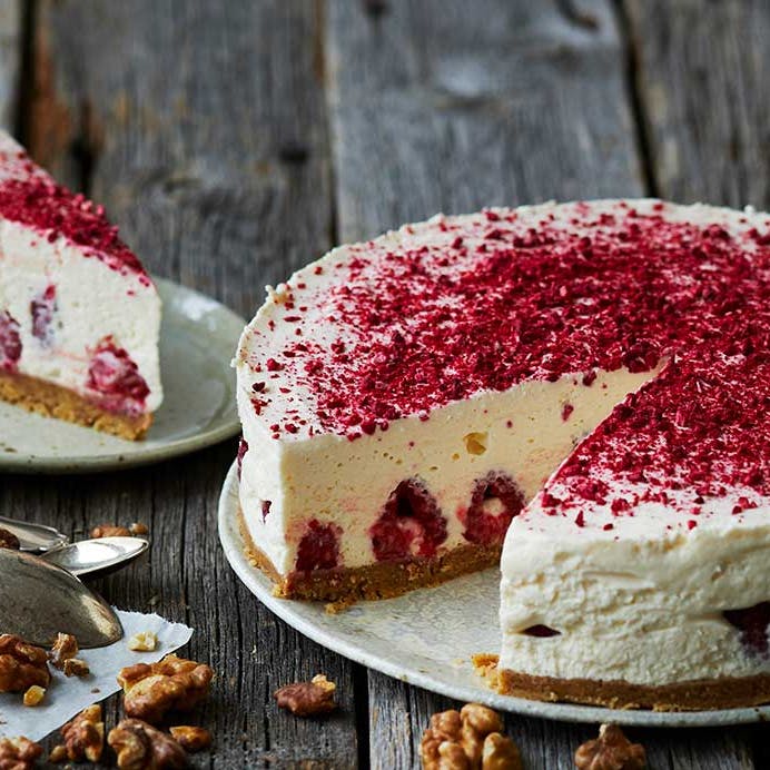 Cheesecake med hindbær og valnødder