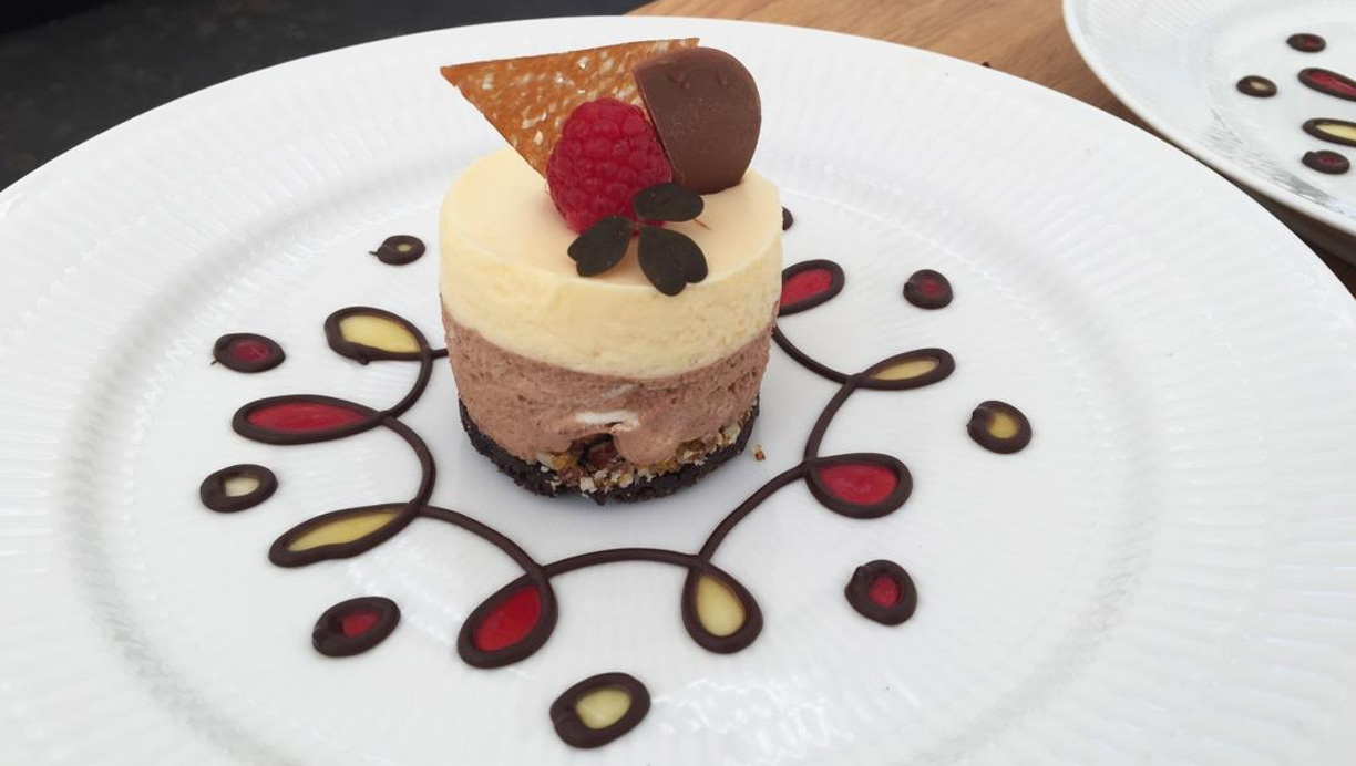 Chokolademousse med appelsinkrokant, tuile og hindbærcoulis