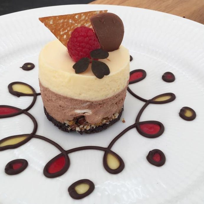 Chokolademousse med appelsinkrokant, tuile og hindbærcoulis