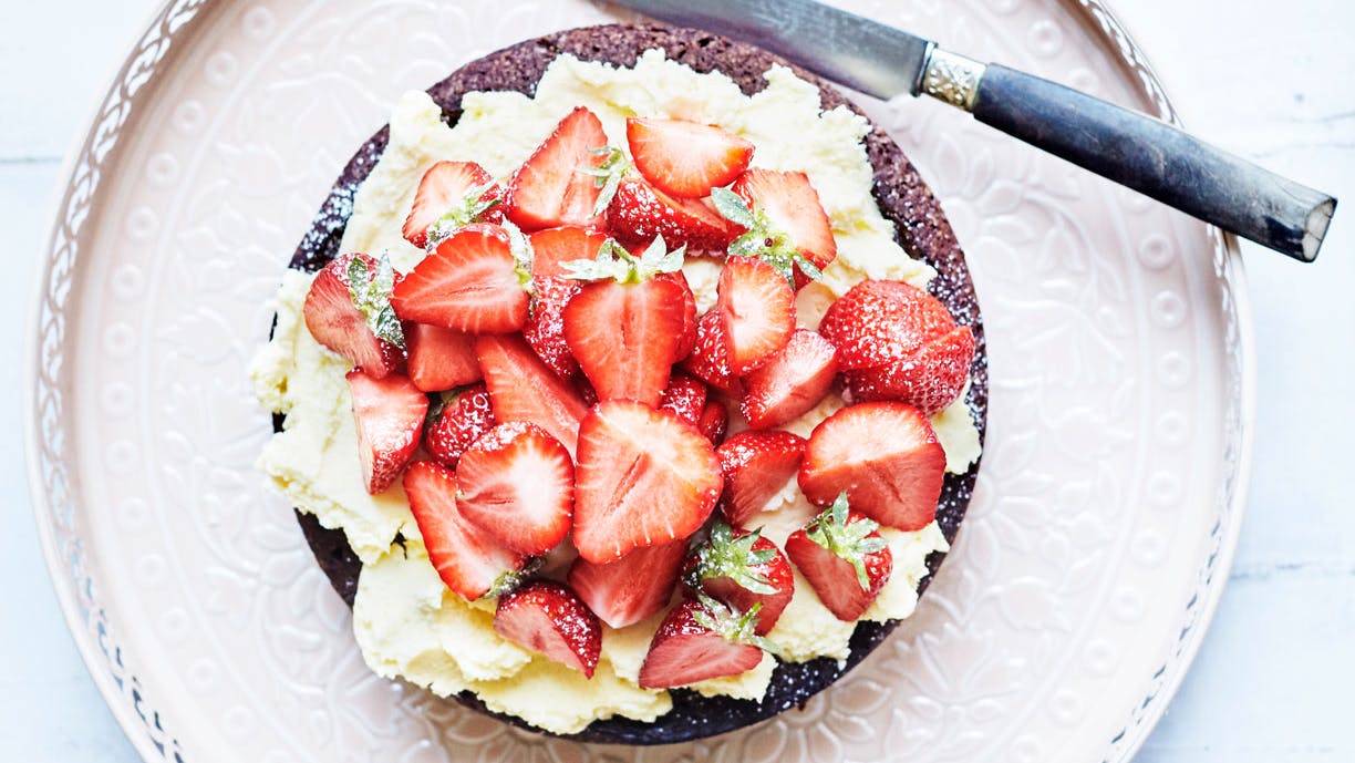 Chokoladekage med jordbær og hvid choko-creme