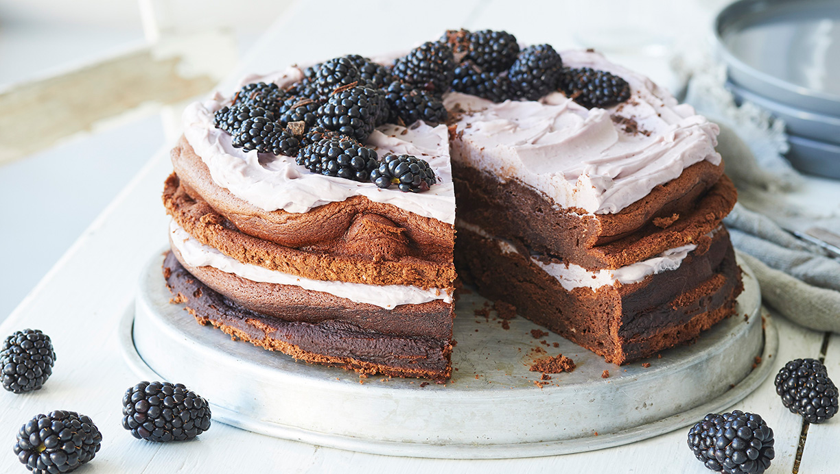 Chokoladelagkage med brombærcreme