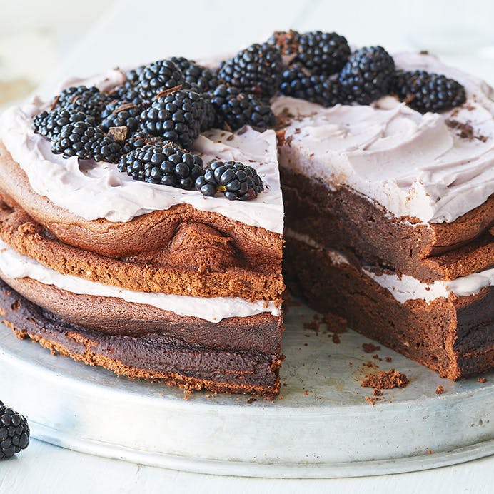 Chokoladelagkage med brombærcreme