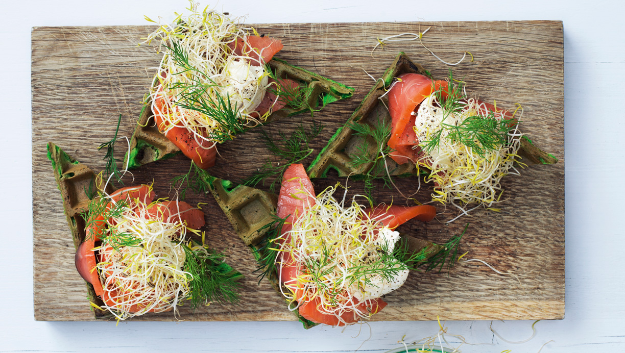 Spinatvafler med røget laks og lucernespirer