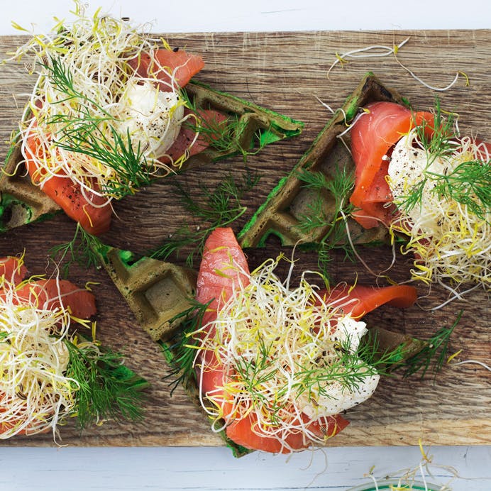 Spinatvafler med røget laks og lucernespirer