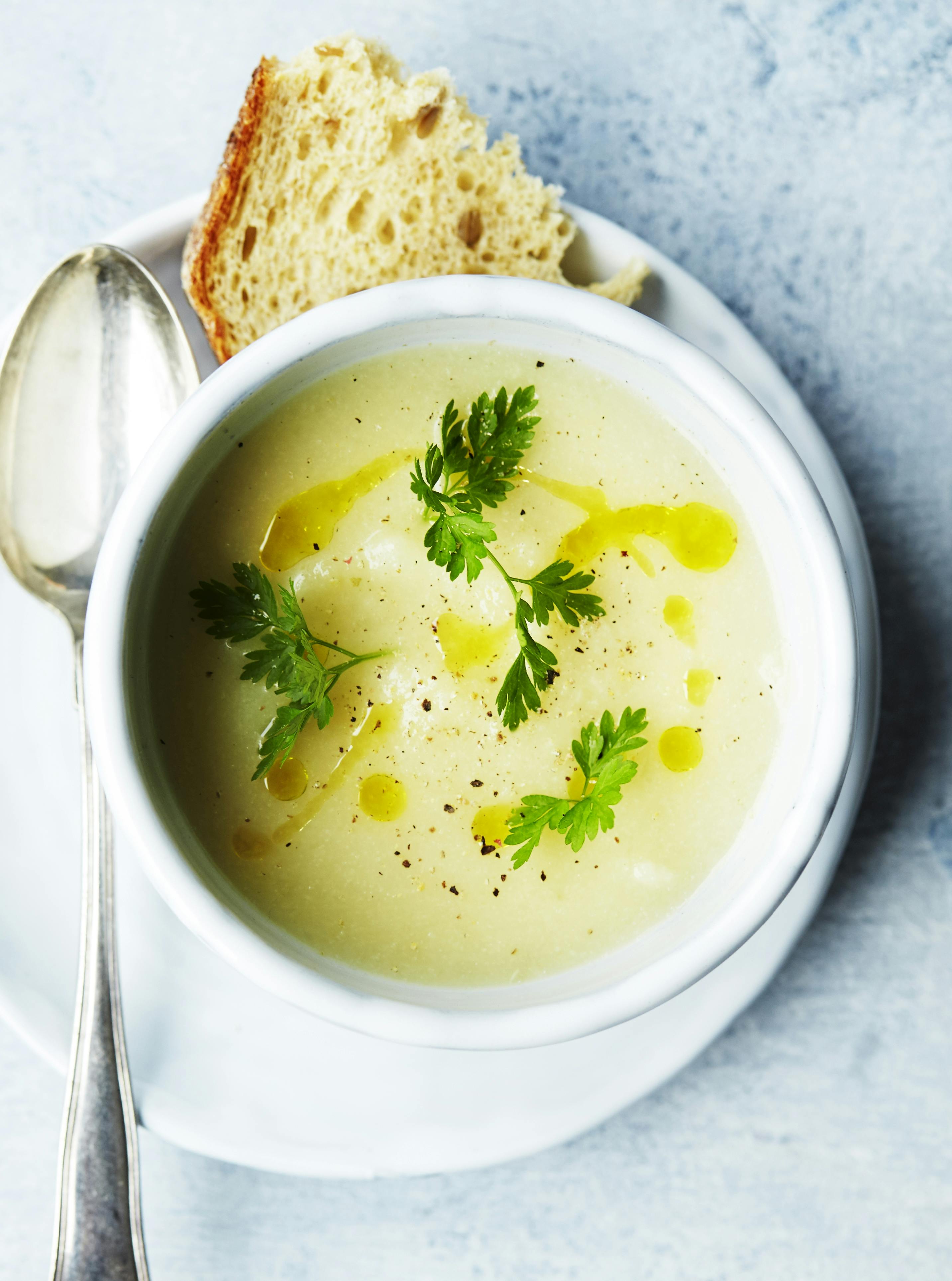 Cremet blomkålssuppe tager ingen tid at lave og smager dejligt