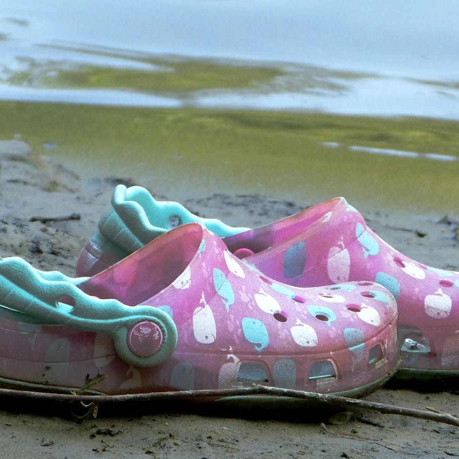Undgå at bruge crocs flere timer dagligt, råder eksperter.