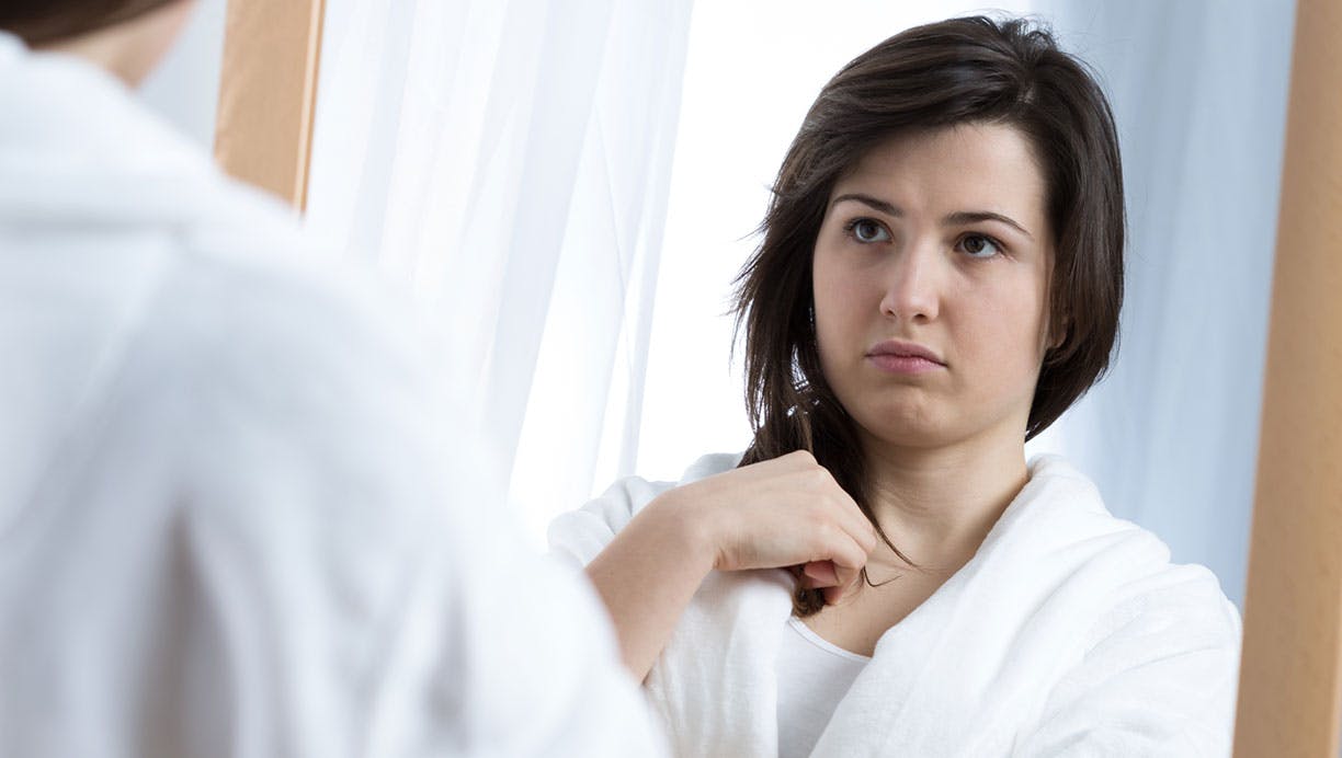 kvinde kigger sig i spejlet