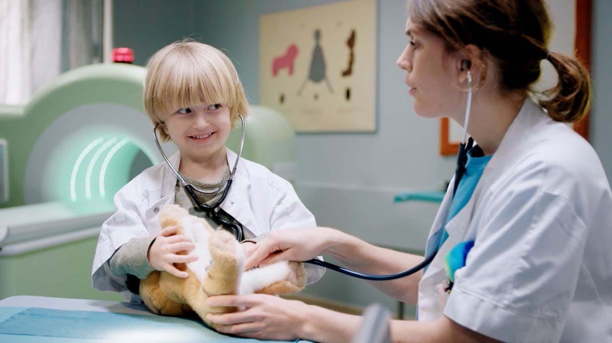 Bamselægen undersøger et barn