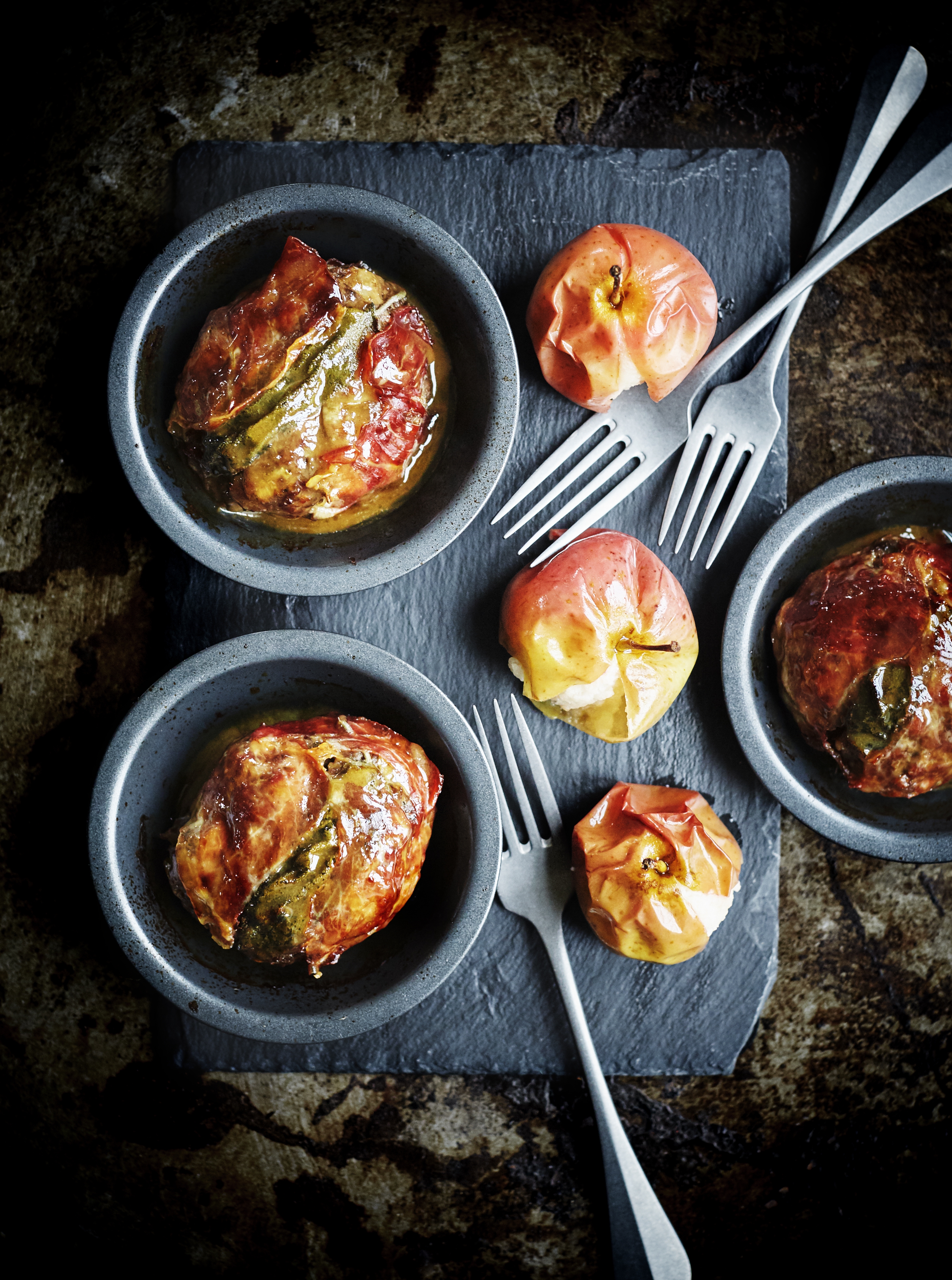 Små farsbrød med fennikel, æbler og parmaskinke