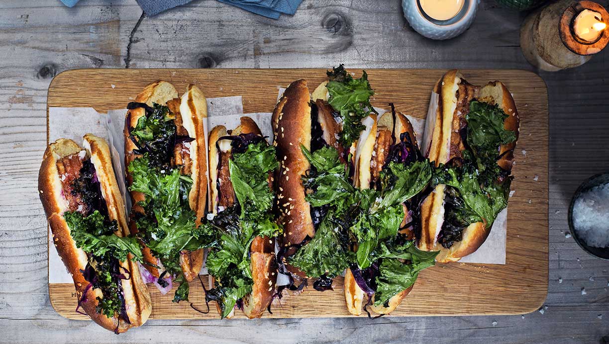 Flæskestegsdogs med syltede rødløg og sprød grønkål