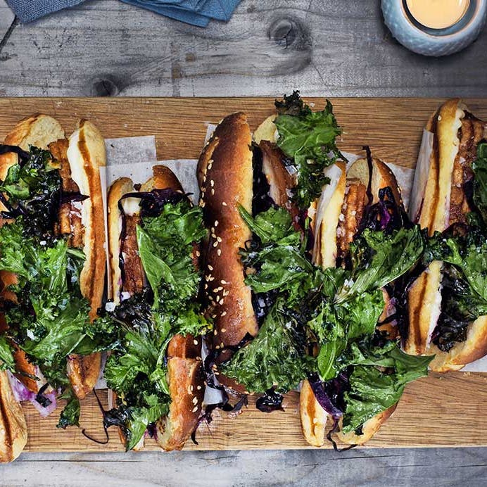 Flæskestegsdogs med syltede rødløg og sprød grønkål