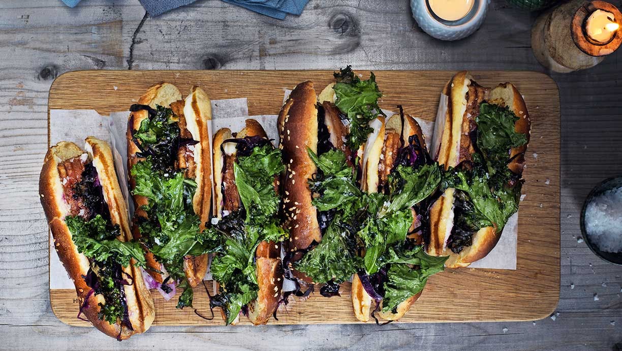 Flæskestegsdogs med syltede rødløg og sprød grønkål