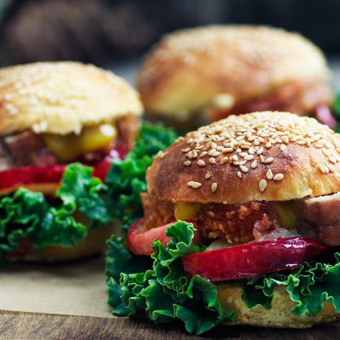 Flæskestegssandwich med stegte æbler og grønkål