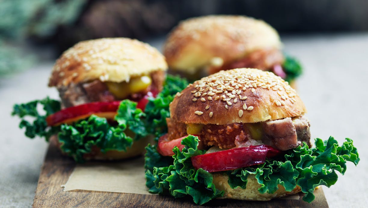 Flæskestegssandwich med stegte æbler og grønkål
