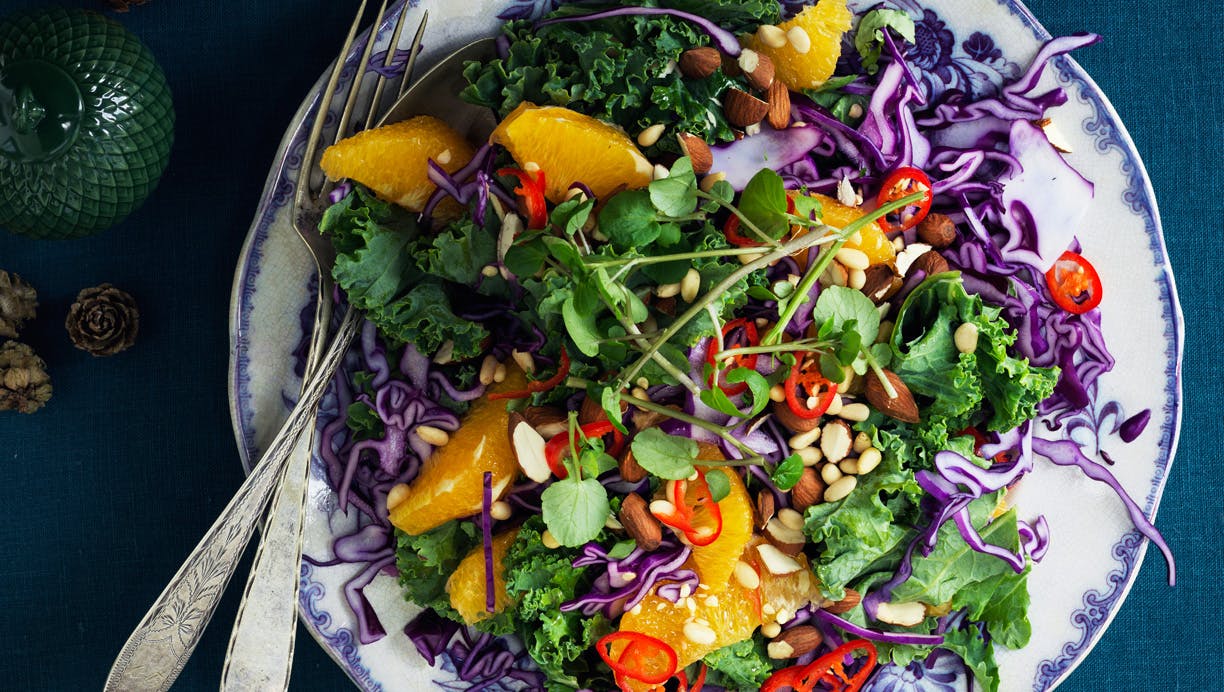 Frisk rødkåls-salat med appelsin og chili