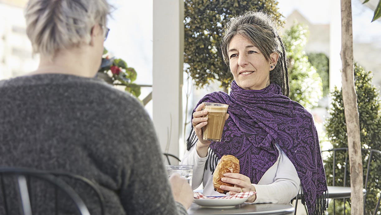 https://imgix.femina.dk/media/article/frokost_med_fremmede_linda_gonzalez.jpg