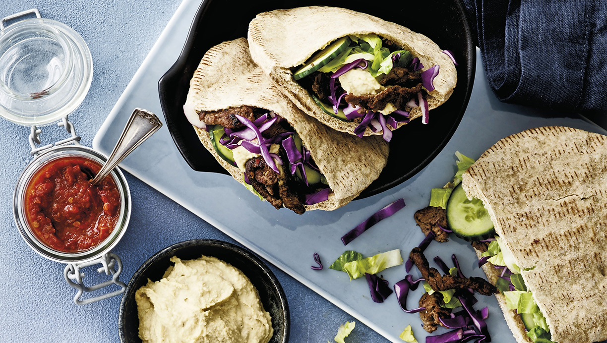 Fuldkornspita med kebab, hummus og spidskål 